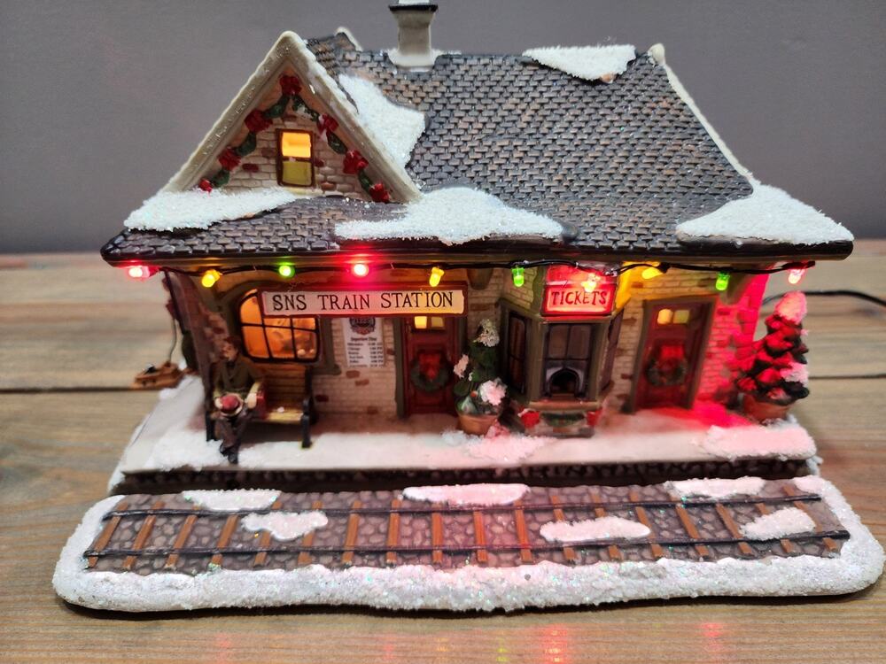 St Nicholas Square Christmas Village SNS Train Station Light Up /Retired 2008